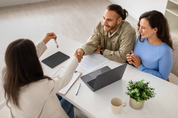 Agent immobilier à Communay vs notaire : quelles différences de services ?