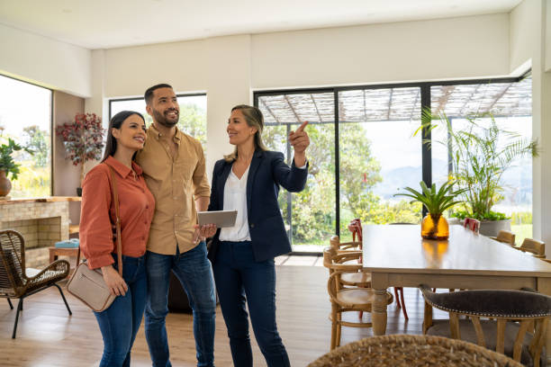 Un agent immobilier à Communay peut-il aider à estimer le coût de rénovation ?