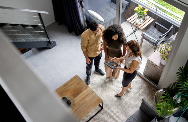 Quelles différences de services entre un agent immobilier à Communay et un notaire ?