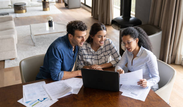 Une agence immobilière à Estrablin collabore-t-elle avec des notaires ou des courtiers partenaires ?